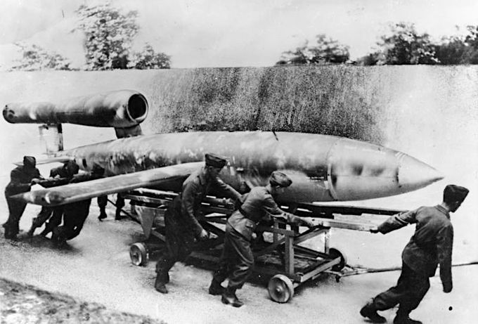 V1-ohjus oli aikanaan ainutlaatuinen saksalaisten ase ja sitä sanottiin lentäväksi pommiksi. Kuvan lähde on wikidocumentaries-demo.wmflabs.org.