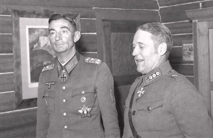 Tässä kuvassa ovat Eduard Dietl ja Oiva Willamo Rovaniemellä syyskuussa 1943. Kuvan lähde on SA-kuva-arkisto.