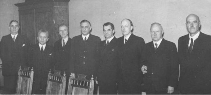 Oikeudenkäynnissä tuomitut Ramsay, Reinikka, Kukkonen, Linkomies, Rangell, Ryti, Tanner ja Kivimäki yhteiskuvassa Säätytalossa.  Kuvan lähde on Wikiwand.com.