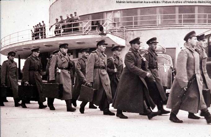 Synkkä hetki Suomen historiassa: liittoutuneiden valvontakomissio marssii maahan Malmin lentoasemalla 22.9.1944. Kuvan lähde on pelastamalmi.org.
