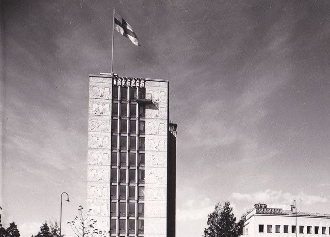 Elsi Borgin piirtämä Lastenlinna valmistui 1948 suomalaisilla ja ruotsalaisilla avustusvaroilla. Kuvan lähde on Mannerheimin Lastensuojeluliiton verkkosivut.
