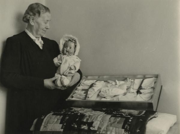 Helsingin ensikodin puheenjohtaja Miina Sillanpää vuonna 1942. Valokuvaaja on Esa Hilli. Kuvan lähde on Työväen Arkisto.