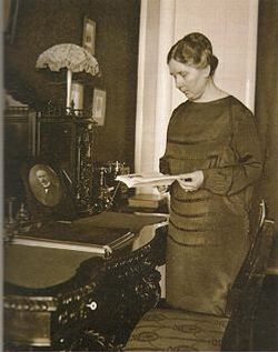 Ester Ståhlbergin johdolla Pelastakaa Lapset -järjestöstä tuli valtakunnallinen sosiaalialan kansalaisjärjestö. Kuvan lähde on Wikipedia.