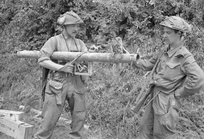 Kaksi englantilaista sotilasta tutkii saksalaisilta saatua panssarintorjunnan asetta. Kuvan lähde on Wikimedia.org.