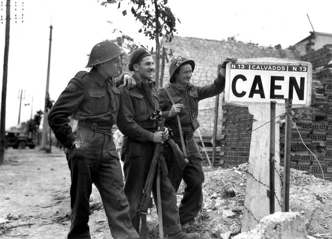Kanadalaisia kovien taistelujen jälkeen Caenissa heinäkuussa 1944. Kuvan lähde on theddaystory.com.