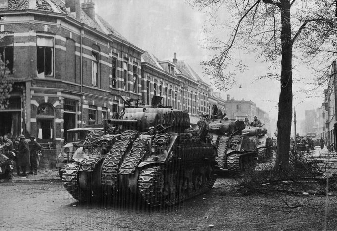Englantilaisia Sherman-hyökkäysvaunuja Normandiassa. Kuvan lähde on militaryimages.net.