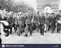 Pariisi on juuri vapautunut. De Gaulle ja juhlakulkue. Kuvan lähde on alamy.com.