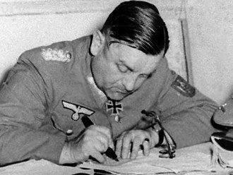 Dietrich von Choltitz allekirjoittamassa antautumissopimusta Pariisissa. Kuvan lähde on Wikipedia.