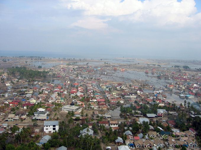 Banda Aceh vuoden 2004 maanjäristyksen ja tsunamin jälkeen. Kuvan lähde on usgs.gov
