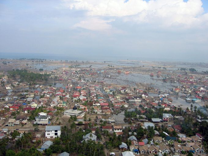 Banda Aceh vuoden 2004 maanjäristyksen ja tsunamin jälkeen. Kuvan lähde on usgs.gov
