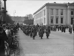 Saksalaisia sotilaita marssimassa Oslossa 9.4.1940. Kuvan lähde on Wikimedia.