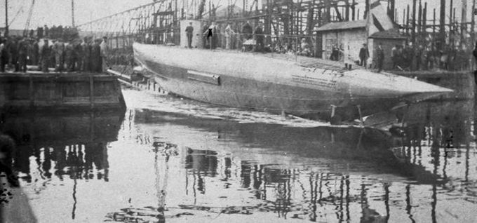 Ensimmäinen Ruotsin valtion tilaama sukellusvene HMS Svärdfisken ruotsalaiselta Kockums-telakalta laskettiin vesille 30. elokuuta 1914. Kuvan lähde on Saab-sivusto.