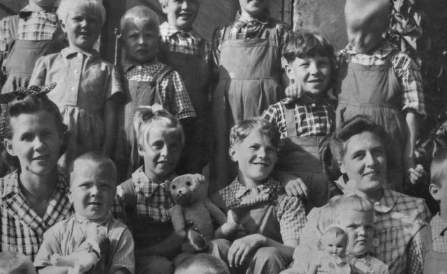 Suomalaisia sotalapsia kesällä 1942 Bellevuen lastenkodissa. Lastenkoti oli Kuninkaallisen purjehdusseuran naistoimikunnan ylläpitämä. Kuvan lähde on Museovirasto.