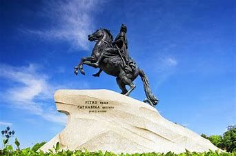 Vaskiratsastaja-patsas Pietarissa. Sen nimi tulee  Aleksandr Puškinin 1833  kirjoittamasta runoelmasta. Kuvan lähde on visitpietari.fi.