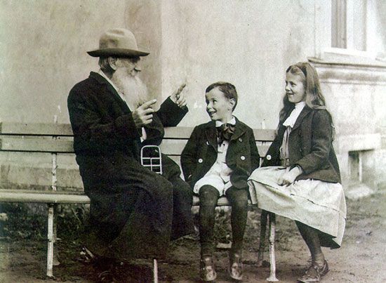 Leo Tolstoi vanhana lastenlastensa kanssa. Kuvan lähde on sivusto agricolaverkko.fi.