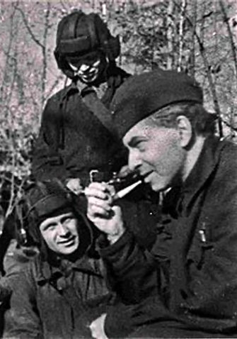 2. Kirjailija Ilja Ehrenburg puna-armeijan sotilaiden luona 1942. Kirjailijalla on piippu kädessä. Kuvan lähde on wikiwand.com.