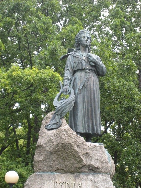 Amandus Adamsonin veistämä Lydia Koidulan muistomerkki Pärnussa. Kuvan lähde on register.muinas.ee.