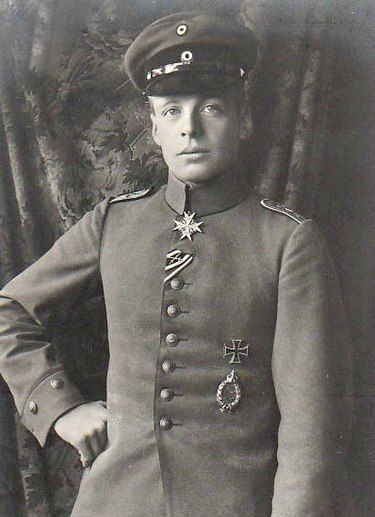 Saksalainen lentäjä Oswald Boelcke. Kuvan lähde on Wikipedia.