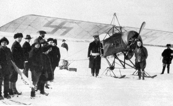 Thulin typ D, ilmavoimien ensimmäinen lentokone Vaasassa maaliskuussa 1918. Kuva: ilmavoimat.