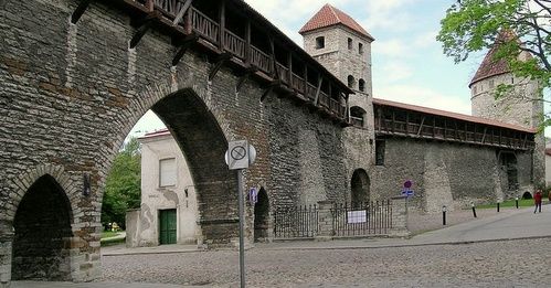 Tallinnan vanhassa kaupungissa on vielä jäljellä kaupunginmuuria. Kuvan lähde on veniceexpert.com. Viru-kadun sivukadulta löytyvään Hellemannin torniin pääsee vierailemaan.
