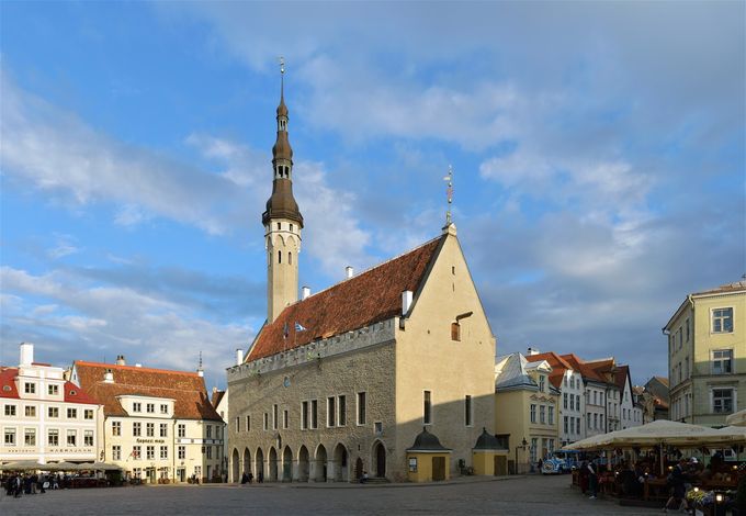 Nykyisen muotonsa raatihuone sai vuonna 1404. Kuvan lähde on wikimedia.org.