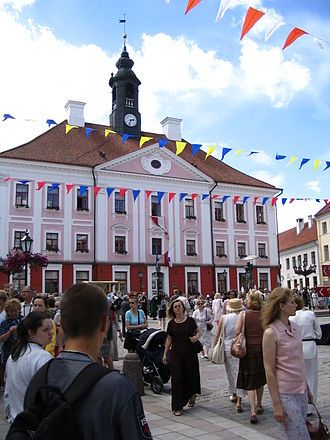 Vuonna 1786 valmistunut Tarton raatihuone hansapäivien aikana. Kuvan lähde on Wikipedia.