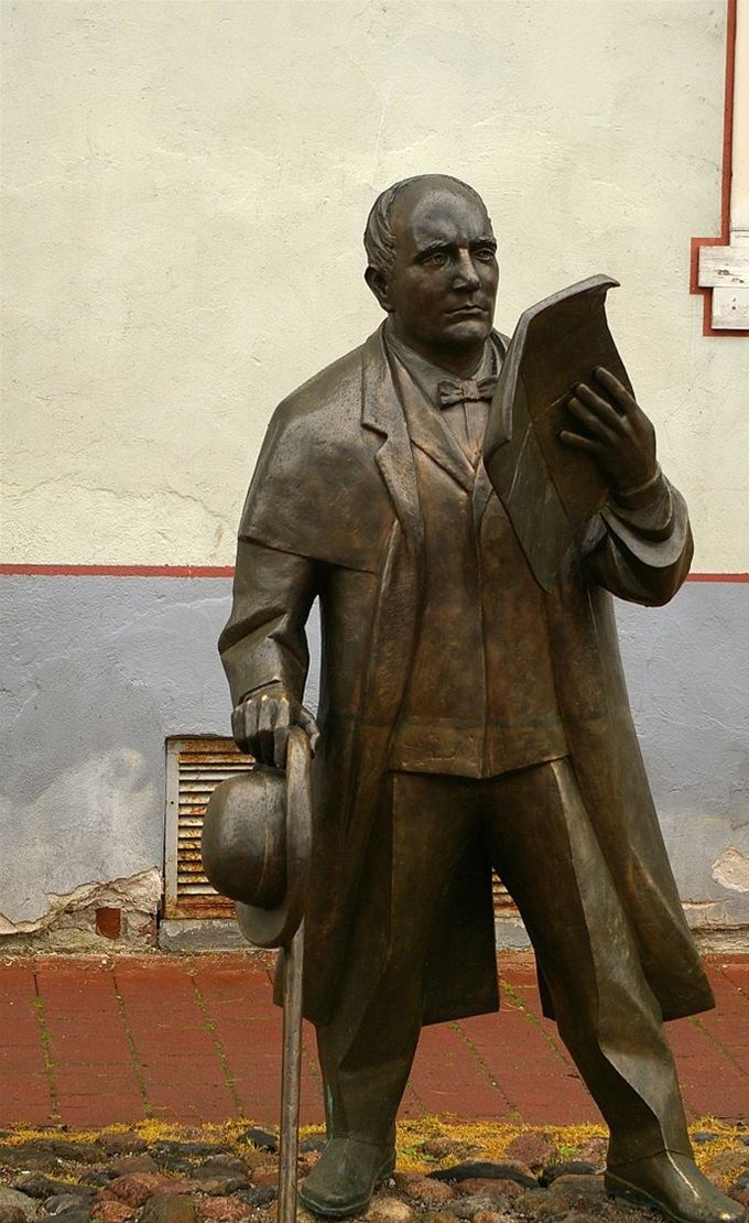 Janssenin patsas Pärnussa. Kuvan lähde on Wikipedia.
