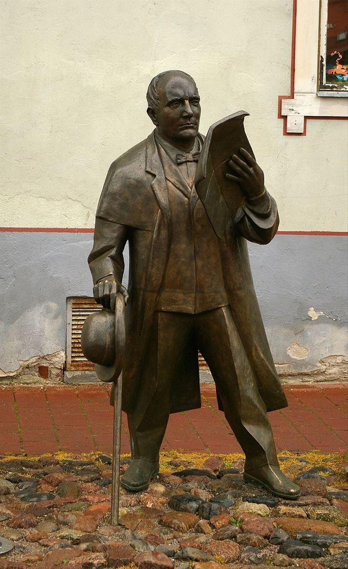 Janssenin patsas Pärnussa. Kuvan lähde on Wikipedia.