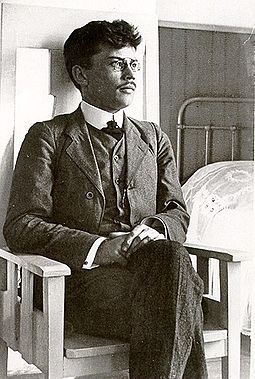 Kirjailija Friedebert Tuglas vuonna 1910. Kuvan lähde on Wikipedia.
