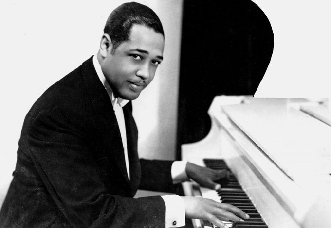 Lahjakas jazz-säveltäjä ja orkesterinjohtaja Duke Ellington. Lähde on udiscovermusic.com.