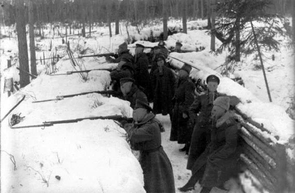 Latvialaisia tarkka-ampujia Saksan vastaisella rintamalla ensimmäisessä maailmansodassa joulukuussa 1917. Kuvan lähde on Wikipedia.