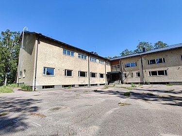 Isosaaren kasarmirakennus, saarella Helsingin edustalla. Tässä rakennuksessa suoritin oman asepalveluni alkuosan rannikkotykistössä 1960-luvulla.