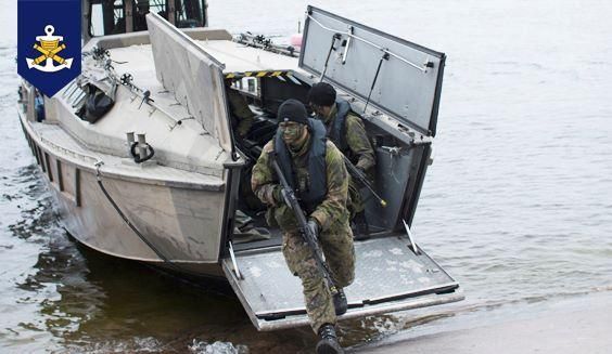 Rannikkoprikaati on rannikkotaisteluihin erikoistunut joukko-osasto. Kuvan lähde on merivoimat.fi.