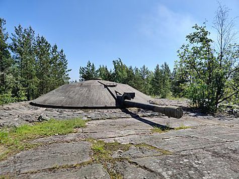 Suomalainen 152/50 T -tykki Isosaaressa Helsingin saaristossa. Kuvan lähde on Wikipedia.