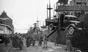 Lähtövalmisteluja Toppilan satamassa syksyllä 1944. Kuvan lähde on Wikipedia.