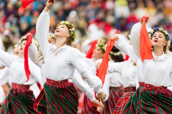 Kansantanssin riemua Virossa. Kuvan lähde on soomeinstittut.wordpress.com. Kuvaaja Aivar Pihelgas / Visit Estona.