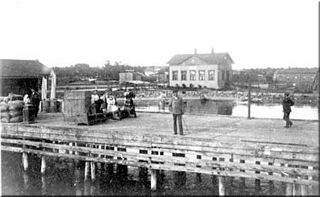 Höyrylaivalaituri Kokkolassa 1897. Laiturin takana oleva allas toimi suojaisena venesatamana. Allas täytettiin 1960-luvulla. Kuvan lähde on portofkokkola.fi.