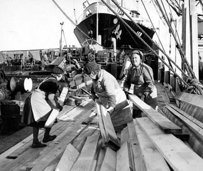 Kuvassa naisahtaajat pinoavat lautoja laivassa Kotkan satamassa 1950-luvulla. Kuva: A.G. Salonen, Työväen Arkisto.