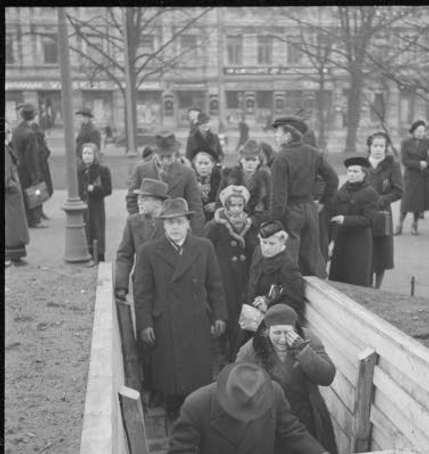 Helsinkiläisiä rientämässä pommisuojaan 30. marraskuuta 1939. Kuva on SA-kuva.