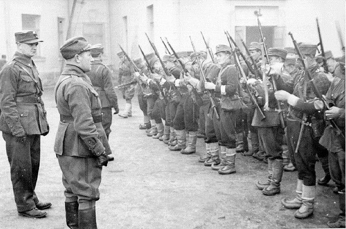 Reserviläisiä Oulun Lyseon pihalla syksyllä 1939. Kuvan lähde on Uuno Laukan kokoelma Pohjois-Pohjanmaan museossa.