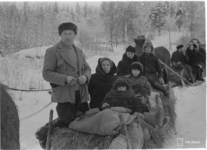 Siviilien evakuointia Kannaksella sodan alkupäivinä 1939. Kuvan lähde on SA-kuva.