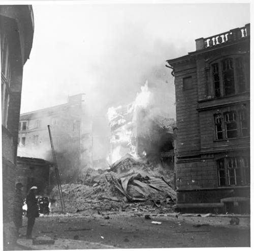 Abrahaminkadun ja Lönnrotinkadun kulmatalo 30.11.1939.  Kuvan lähde on SA-Kuva.