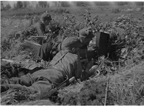 2.	Panssarintorjuntakivääri Tuliasemassa Louhivaarassa, taustalla vihollisen pesäkkeitä, Louhivaara 1941.07.15 (SA kuva)
