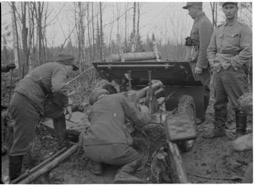 4.	Panssaritorjuntatykkiä laitetaan ampumakuntoon. Anikievskaja, Särkijärvi 1942.05.17  (SA kuva)