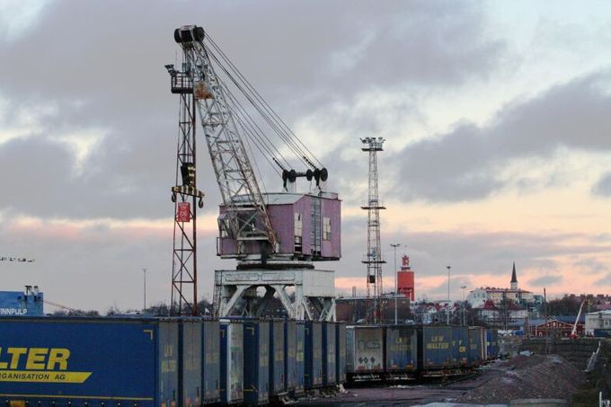 Hangon vanhan satanosturi aikaisemmassa paikassaan Hangon satamassa ennen siirtoa. Kuvan lähde on hangotidningen.fi.
