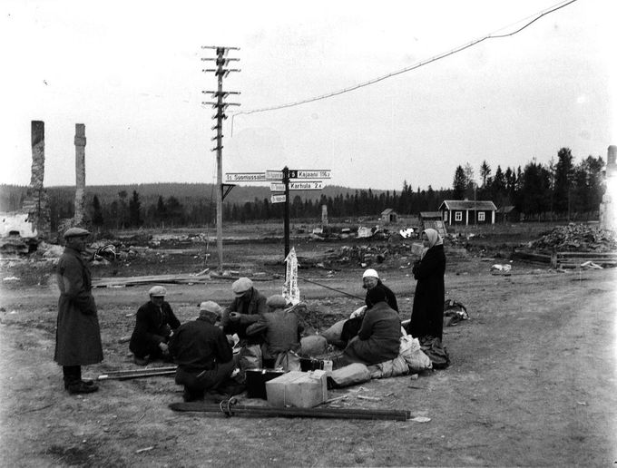 Kotiseudulle palaavia evakkoja Suomussalmen kirkonkylällä keväällä 1940. Kuvan lähde on Kainuun Museon kuva-arkisto/Veikko Kanninen. Kainuun Sanomat 4.12.2019.