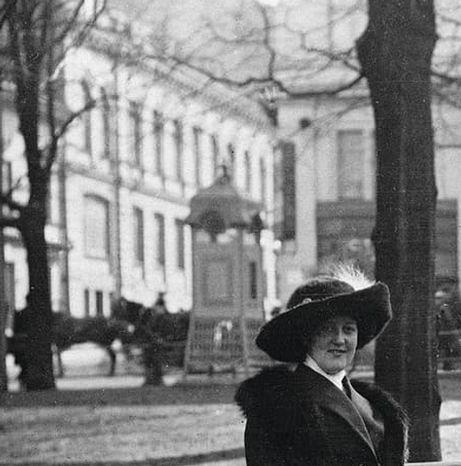 Eino Leino ja hänen toinen vaimonsa Aino Kajanus Esplanadin puistossa vuonna 1913. Kuvan lähde on Yleisradio.
