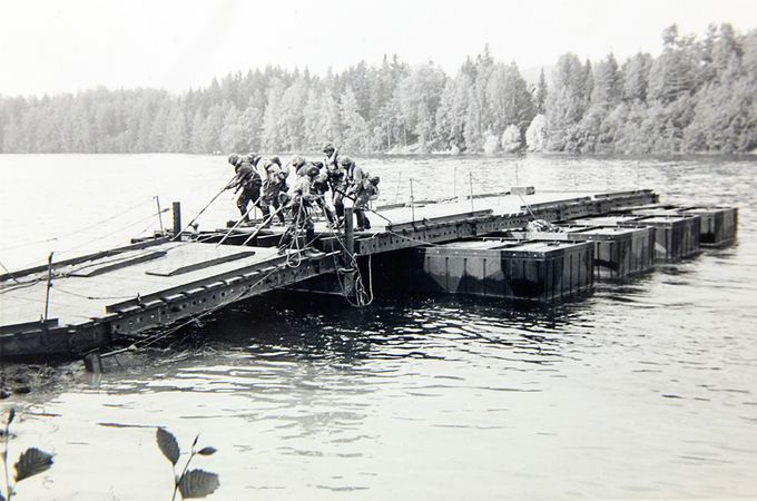 Neuvostoliittolaisesta TPP-ponttonikalustosta rakennetun lautan käyttöä harjoitellaan 1960-luvulla. Kuvan lähde on Museo Militaria.