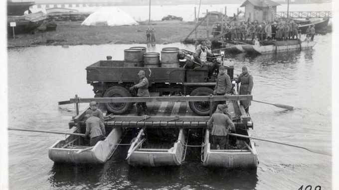 Ponttonikokeiluja Viipurissa lokakuussa vuonna 1930. Valokuvan lähde on Hämeen Sanomat.