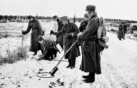 Miinojen raivaajia Lapissa sodan jälkeen. Kuvan lähde on SA-Kuva.